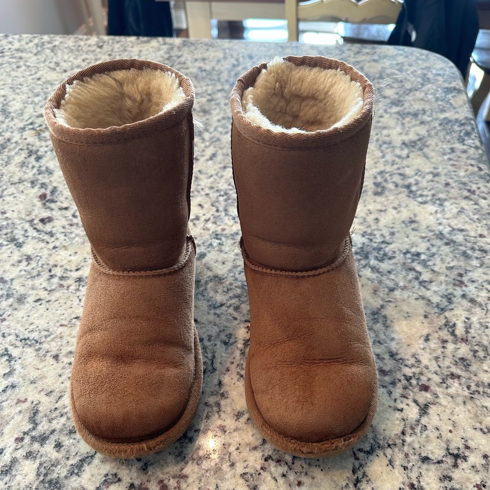 Kids classic II Uggs, size 2 in chestnut